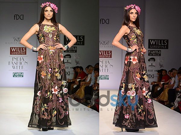 పూర్తి నల్లటి గౌన్ 