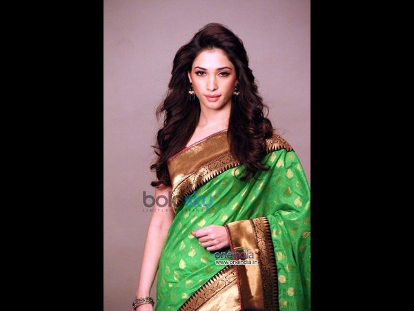 గ్రీన్ మరియు బ్లాక్ అండో గోల్డెన్ బార్డర్ : 