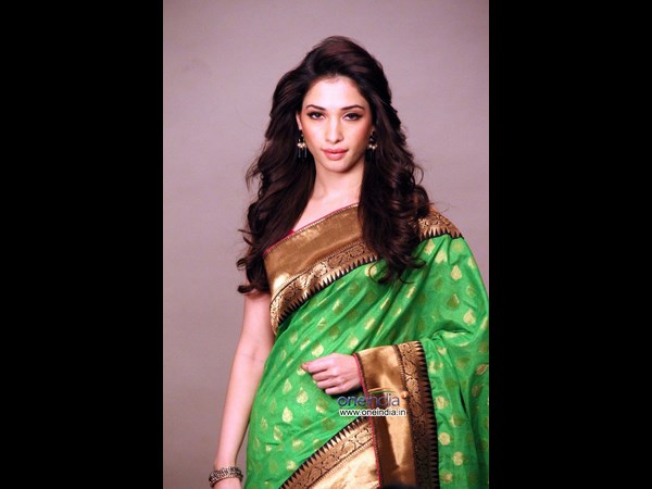 గ్రీన్ మరియు బ్లాక్ అండో గోల్డెన్ బార్డర్ : 