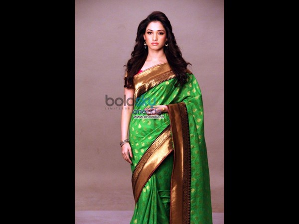 గ్రీన్ మరియు బ్లాక్ అండో గోల్డెన్ బార్డర్ : 