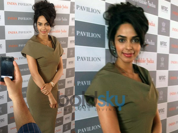 హాట్ బాంబ్ మల్లికా షెరావత్ సెక్సీ డ్రెస్సులో...