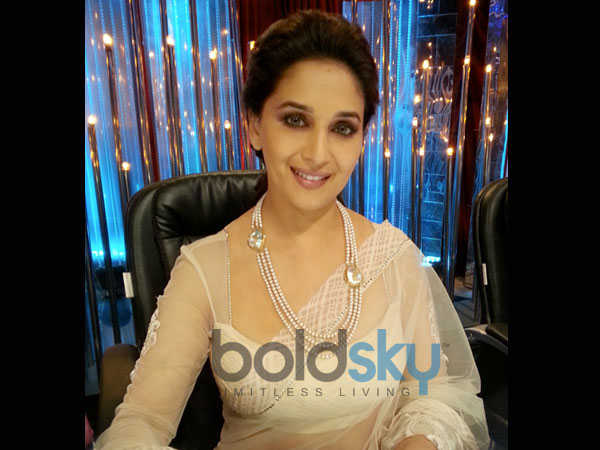 3. స్వెప్ట్ బ్యాక్ హెయిర్: 