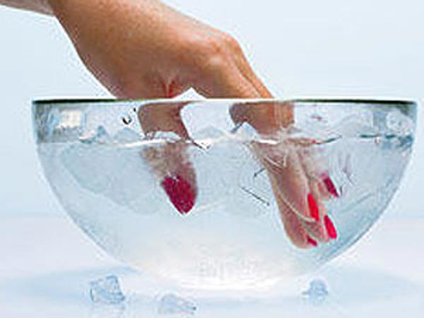 మీ చేతులను మీర చల్లగా (ఐస్ లో)లేద మరీ వేడిగా ఉన్న నీటిలో పెట్టకండి : 