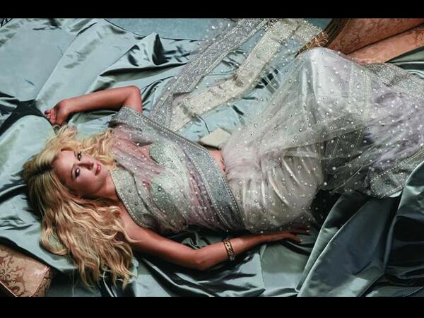 10. పారీస్ హిల్టన్ ఒక మెరైన్ క్లైర్ లో: