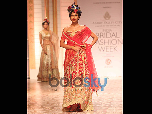 రెడ్ లెహంగా: