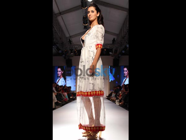 వైట్ అండ్ బ్లాక్ కాంబినేషన్ : వైట్ అండ్ బ్లాక్ కాంబినేషన్ :