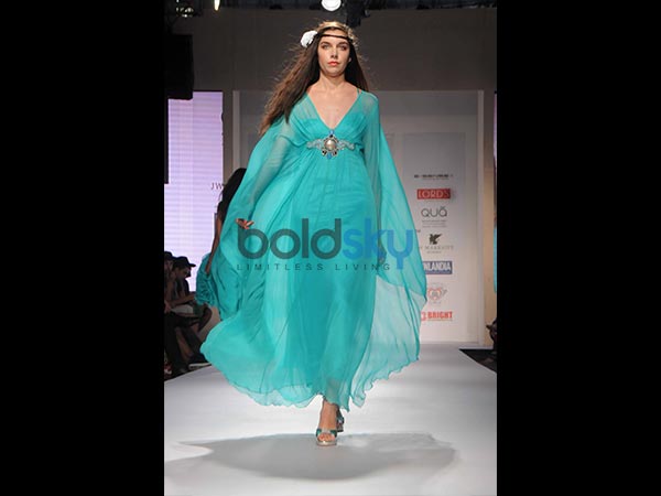 1. స్కై బ్లూ: 1. స్కై బ్లూ: