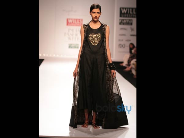 ఫ్లోర్ లెగ్త్ జాకెట్: