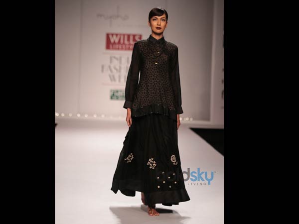 లాంగ్ స్ర్కర్ట్: 