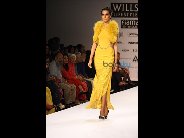 విల్స్ ఇండియ ఫ్యాషన్ షోలో సెక్సీ&హాట్ డ్రెస్సులు 