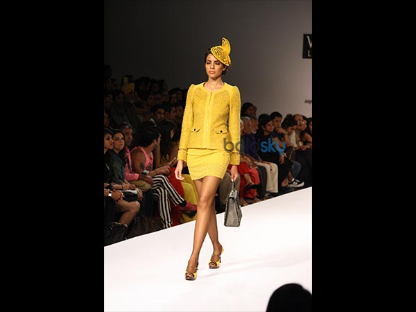 విల్స్ ఇండియ ఫ్యాషన్ షోలో సెక్సీ&హాట్ డ్రెస్సులు 