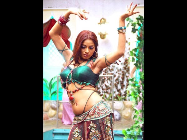 వాలుచూపులతో వయ్యారాలొలికిస్తున్న ఉదయభాను