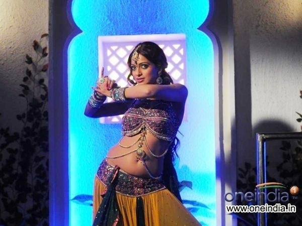 వాలుచూపులతో వయ్యారాలొలికిస్తున్న ఉదయభాను