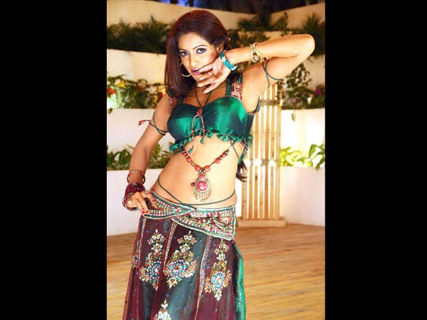 వాలుచూపులతో వయ్యారాలొలికిస్తున్న ఉదయభాను