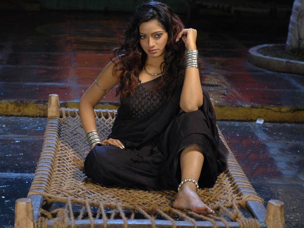 వాలుచూపులతో వయ్యారాలొలికిస్తున్న ఉదయభాను