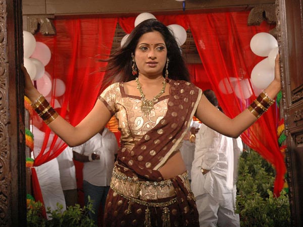 వాలుచూపులతో వయ్యారాలొలికిస్తున్న ఉదయభాను