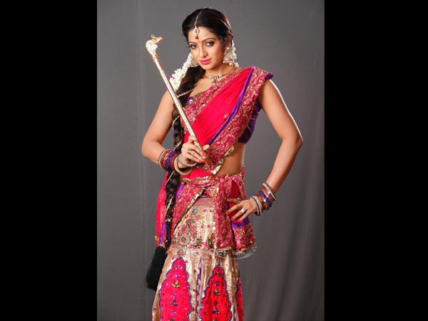 వాలుచూపులతో వయ్యారాలొలికిస్తున్న ఉదయభాను