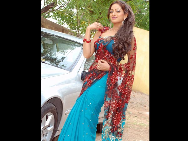 వాలుచూపులతో వయ్యారాలొలికిస్తున్న ఉదయభాను