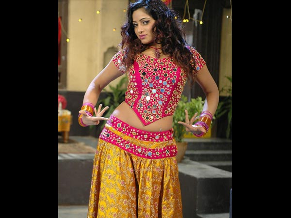 వాలుచూపులతో వయ్యారాలొలికిస్తున్న ఉదయభాను