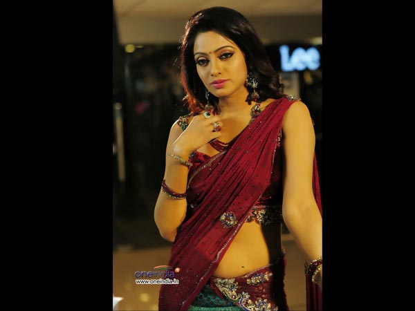 వాలుచూపులతో వయ్యారాలొలికిస్తున్న ఉదయభాను