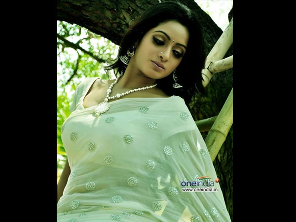 వాలుచూపులతో వయ్యారాలొలికిస్తున్న ఉదయభాను