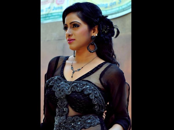 వాలుచూపులతో వయ్యారాలొలికిస్తున్న ఉదయభాను