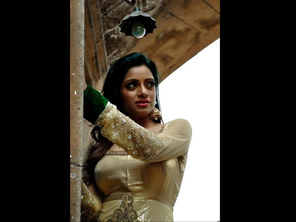 వాలుచూపులతో వయ్యారాలొలికిస్తున్న ఉదయభాను