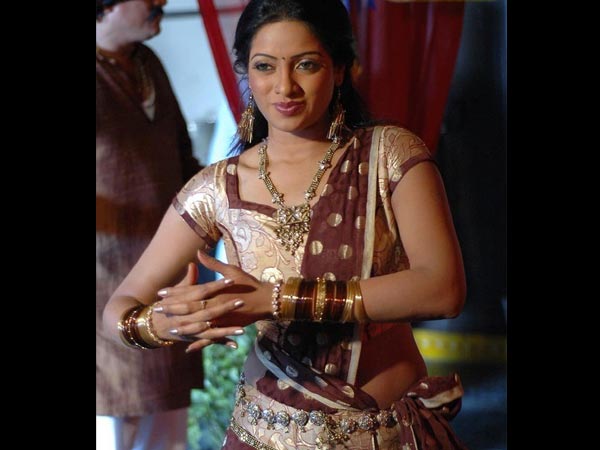 వాలుచూపులతో వయ్యారాలొలికిస్తున్న ఉదయభాను