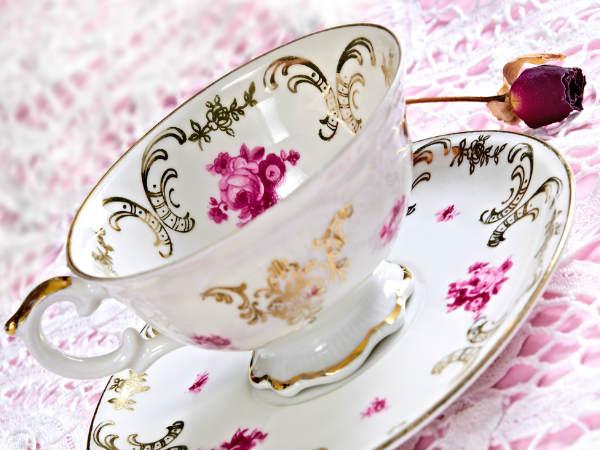 పిక్చర్స్ లేదా ఒక అద్దంను వ్రేలాడతీయండి 