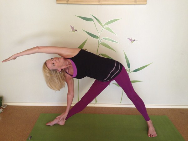 ఉత్తిత త్రికోనాసనం లేదా విస్తృత ట్రయాంగిల్ భంగిమ