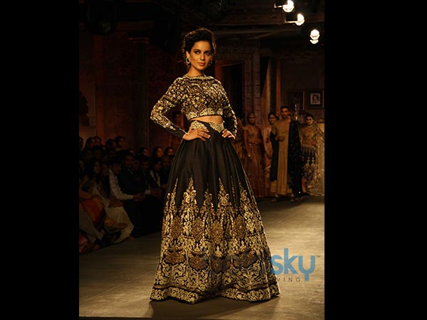 బ్లాక్ అండ్ గోల్డెన్ కలర్ సిల్హౌట్టే 