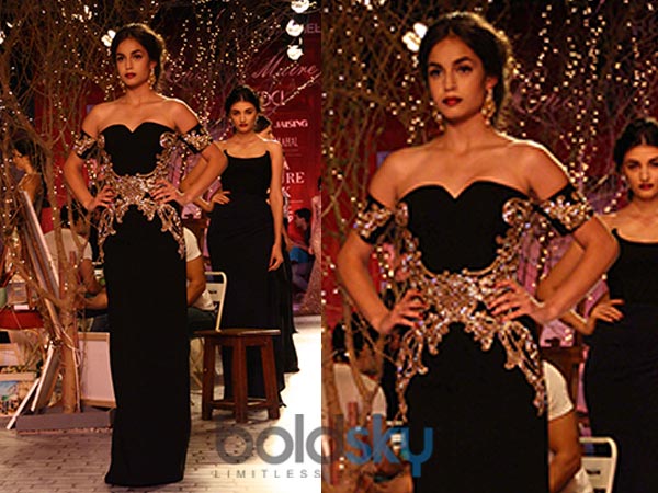 బ్లాక్ అండ్ హాఫ్ షోల్డర్ గౌన్: 