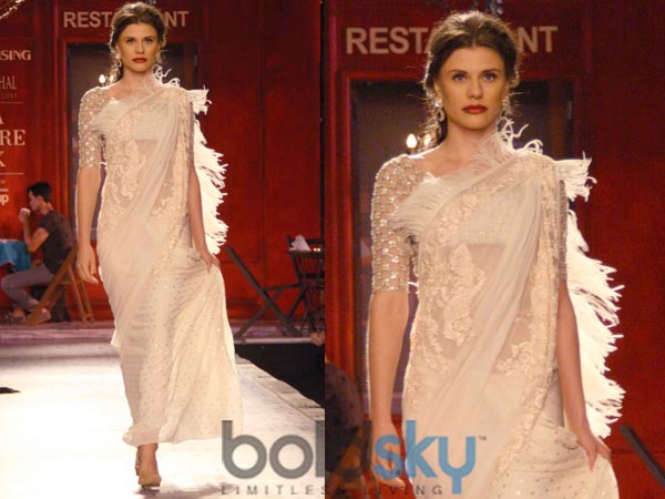 ఫీతర్డ్ శారీ: 