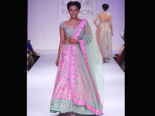  పింక్ అండ్ వైట్ కాంబినేషన్: