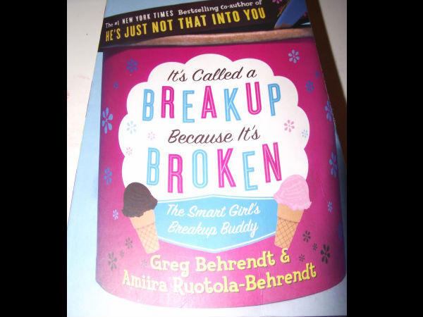 అతనికి పుస్తకం ఇవ్వండి 