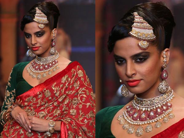 నెక్లెస్ బహుకరించండి