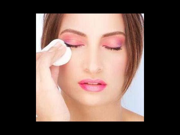  #3. కళ్ళకు వేసే మేకప్ ను తప్పుగా శుభ్రపరుచుకోవడం