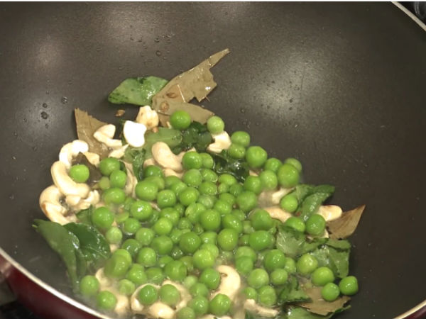  రైస్ వంటకాల్లో గీ రైస్ ఒక ఫేమస్ డిష్. గీ రైస్ అంటే చాలా మంది ఎక్కువగా ఇష్టపడుతారు. ఈ గీరైస్ రిసిపికి మీకు నచ్చిన కర్రీతో తీసుకోవచ్చు. ముఖ్యంగా గీరైస్ కు కుర్మా డిష్ లు చాలా ఫర్ ఫెక్ట్ గా నప్పుతాయి. గీ రైస్ మంచి ఫ్లేవర్ తో పాటు, రుచిని కలిగి ఉంటుంది. గీ రైస్ కు ఎక్కువగా నెయ్యి, మరింత రుచికరంగా ఉండటం కోసం, పచ్చిబఠానీలు, డ్రైనట్స్ ను ఉపయోగిస్తుంటాము. స్పైసీగా ఉండాలంటే, మీకు అవసరం అయ్యేంత కారం లేదా పచ్చిమిర్చిని జోడించి తయారుచేసుకోవచ్చు. గీ రైస్ మంచి ఫ్లేవర్ మరియు టేస్ట్ మాత్రమే కాదు, ఇందులో ఉపయోగించే పచ్చిబఠానీలు, డ్రైనట్స్, మరియు నెయ్యి, మన ఆరోగ్యానికి అవసరం అయ్యే న్యూట్రీషియన్స్ ను అందిస్తుంది. మసాలా గీరైస్ తయారుచేయడం చాలా సులభం మరియు త్వరగా తయారుచేసుకోచ్చు. మరి మీరు కూడా రుచి చూడాలంటే వంట ఎలా తయారుచేయాలో తెలుసుకోవాలిగా మరి..... Serves: 3 Preparation Time: 15 minutes Cooking Time: 20 minutes కావల్సిన పదార్థాలు: నెయ్యి: 2tbsp జీలకర్ర: 1tsp బిర్యానీ ఆకు: 3 జీడిపప్పు: 3tbsp(సన్నగా తరిగినవి) కరివేపాకు రెమ్మలు: 2లేదా 3 పచ్చి బటానీలు: ½cup ఉల్లిపాయలు: 2(చిన్న ముక్కలుగా తరిగాలి) పచ్చిమిర్చి: 3(చిన్న ముక్కలుగా తరిగాలి) ఉప్పు : రుచికి సరిపడా పసుపు: 1/4 tsp కారం: 1 tsp రైస్ : 1 ½ cup తయారుచేయు విధానం: 1. ముందుగా పాన్ లో కొద్దిగా నూనె వేసి వేడయ్యాక అందులో జీలకర్ర వేసి చిటపటలాడిన తరవ్ాత అందులో బిర్యానీ ఆకులు, జీడిపప్పు మరియు కరివేపాకు వేసి మీడియం మంట మీద ఒకటి రెండు నిముషాలు ఫ్రై చేసుకోవాలి. 2. తర్వాత అదే పాన్ లో ఫ్రెష్ గా ఉండే పచ్చిబఠానీలను వేసి 5నిముషాలు ఫ్రై చేసుకోవాలి. 3. ఆ తర్వాత సన్నగా తరిగి పెట్టుకొన్న ఉల్లిపాయ ముక్కలు మరియు పచ్చిమిర్చి ముక్కలు కూడా వేసి మీడియం మంట మీద వేగించుకవోాలి. 4. ఇప్పుడు అందులో రుచికి సరిపడా ఉప్పు, పసుపు కూడా వేసి బాగా మిక్స్ చేస్తే ఫ్రై చేసుకోవాలి. 5. తర్వాత కారం కూడా వేసి ఫ్రై చేసి తర్వాత ముందుగా ఉడికించి పెట్టుకొన్న అన్నం వేసి మొత్తం మిశ్రమాన్ని కలగలుపుకోవాలి. 6. వైట్ రైస్ కు మొత్తం మసాలా పట్టే వరకూ మిక్స్ చేసుకోవాలి. న్యూట్రీషియన్ టిప్: ఈ మసాలా గీ రైస్ లో జీడిపప్పును జోడించడం వల్ల ఆరోగ్యానికి చాలా మేలు చేస్తుంది. పూర్తి పోషకాలను అందించే నెయ్యి, జీడిపప్పు వంటివి మన శరీరానికి అవసరం అయ్యే పోషకాలను అందిస్తాయి. అవి మన శరీరంలో ఎముకలను ఆరోగ్యంగా ఉంచడంతో పాటు బరువు తగ్గడానికి సహాయపడుతాయి. అయితే ఏదైనా మితంగా మాత్రమే తీసుకోవాలి. 