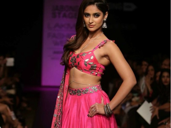 లాక్మే ఫ్యాషన్ వీక్: ర్యాంప్ వాక్ లో తళుక్కుమన్న ఇలియానా 