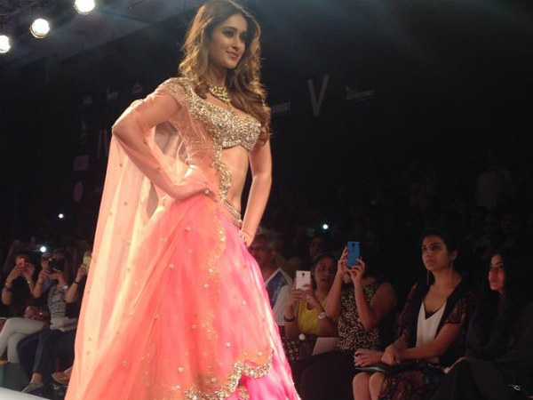 లాక్మే ఫ్యాషన్ వీక్: ర్యాంప్ వాక్ లో తళుక్కుమన్న ఇలియానా 