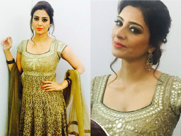 Tabu's Golden Look In Mayyur Girotra Anarkali