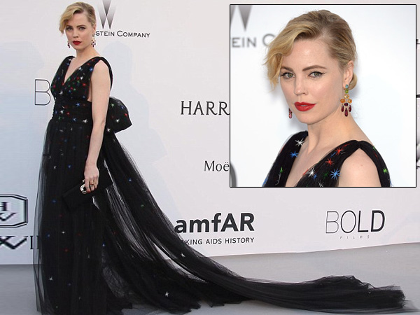  ఆమ్ ఫార్ గాలలో అద్భుతమైన డ్రెస్సులు ధరించిన బ్యూటీస్