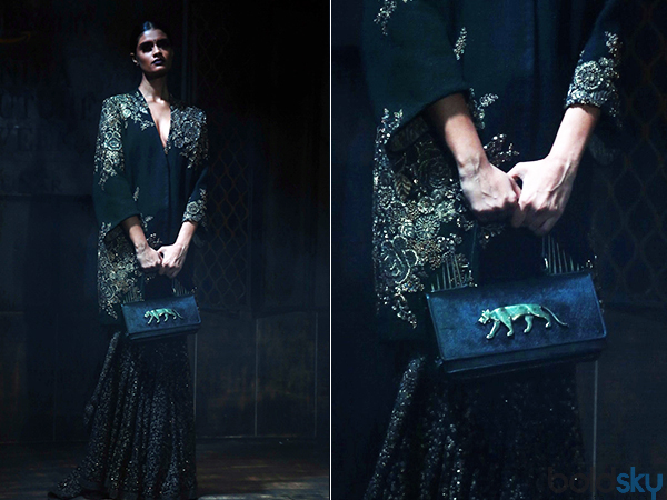 అమేజాన్ ఫ్యాష్ షోలో అవుట్ ఫిట్స్ తో పాటు ఆకట్టుకొన్న యాక్సెసరీస్ 