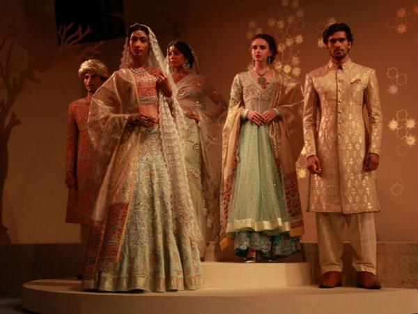  అమేజాన్ ఇండియా ఫ్యాషన్ వీక్ లో పర్షియన్ కలెక్షన్స్ అదుర్స్