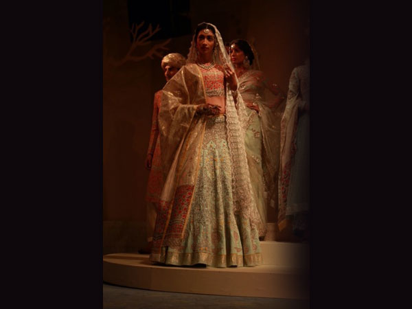  అమేజాన్ ఇండియా ఫ్యాషన్ వీక్ లో పర్షియన్ కలెక్షన్స్ అదుర్స్