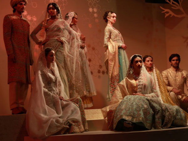  అమేజాన్ ఇండియా ఫ్యాషన్ వీక్ లో పర్షియన్ కలెక్షన్స్ అదుర్స్