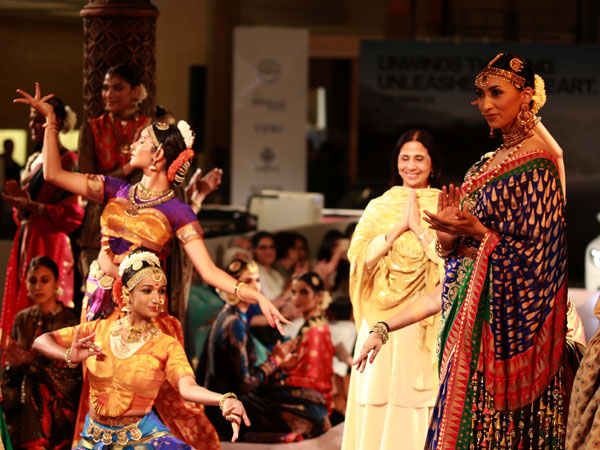 ఐబిఎఫ్ డబ్ల్యు 2015 డే2 దక్షిణ ఆసియా ట్రెడిషనల్ వేర్ అదుర్స్ 