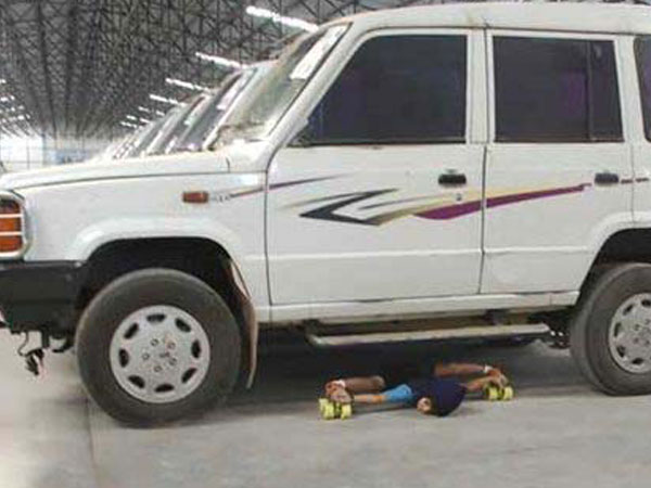 కార్ల కింద స్కేటింగ్