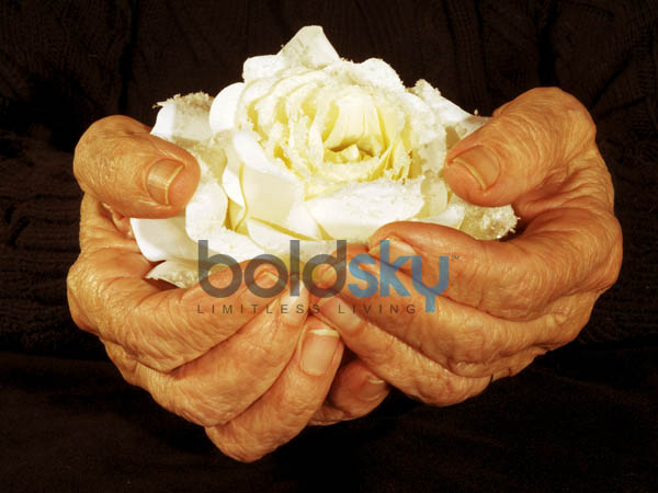 7. చేతుల మీద ముడుతలను తగ్గించుకోవాలి: 