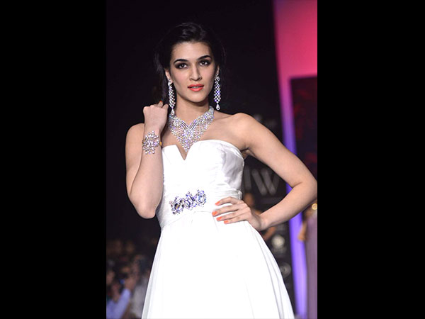 వైట్ డ్రెస్ లో మెరుపు తీగల్లా సెలబ్రెటీల హొయలు వైట్ డ్రెస్ లో మెరుపు తీగల్లా సెలబ్రెటీల హొయలు